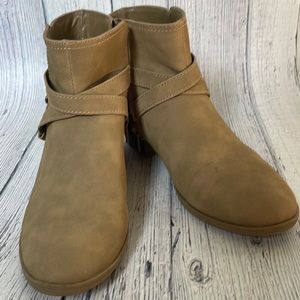 SO Kohls kids Carisa Taupe ankle boots
